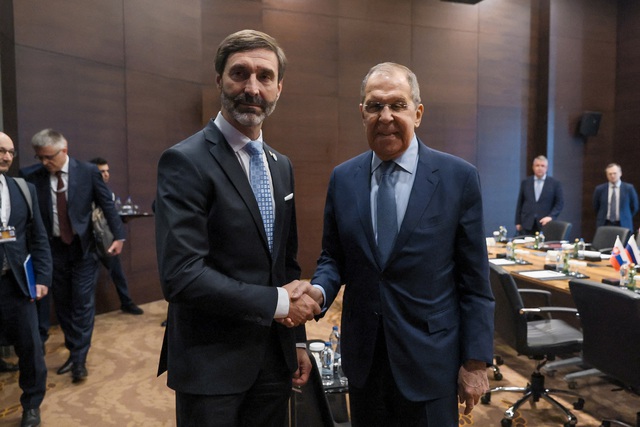 Vừa tiếp xúc cấp cao với Nga, nước NATO sát sườn Ukraine bị Vừa tiếp xúc cấp cao với Nga, nước NATO sát sườn Ukraine bị
