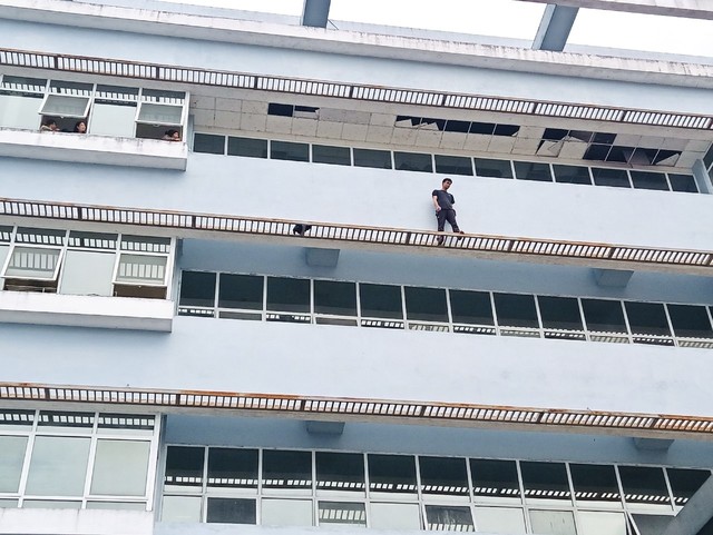 Vụ bảo vệ rơi từ tầng 7 khi ngăn bệnh nhân tự tử: Camera ghi lại khoảnh khắc thương tâm- Ảnh 1. Vụ bảo vệ rơi từ tầng 7 khi ngăn bệnh nhân tự tử: Camera ghi lại khoảnh khắc thương tâm- Ảnh 1.
