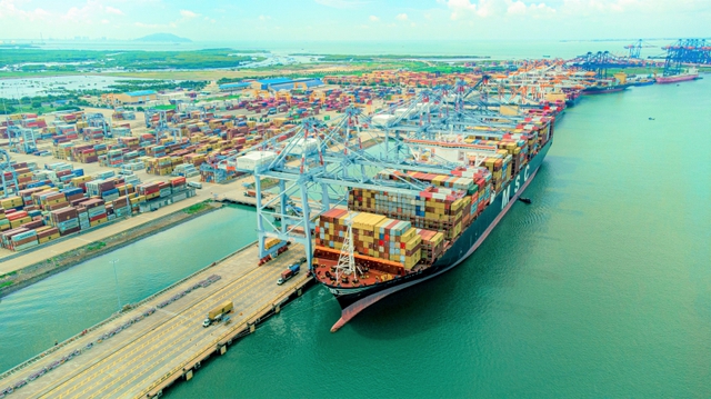 Cảng biển lớn nhất Việt Nam lọt top 12 thế giới: Hai siêu tàu cực lớn đã cập bến thành công- Ảnh 2. Cảng biển lớn nhất Việt Nam lọt top 12 thế giới: Hai siêu tàu cực lớn đã cập bến thành công- Ảnh 2.