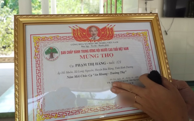 Cụ bà nhận bằng mừng thọ 121 tuổi ở Bình Dương, con rể đi làm lại giấy tờ mà không được- Ảnh 2.
