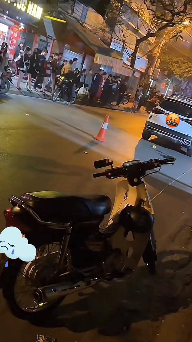 Clip tranh cãi với xe máy sau va chạm, nữ tài xế ô tô lộ vi phạm nồng độ cồn kịch khung- Ảnh 1. Clip tranh cãi với xe máy sau va chạm, nữ tài xế ô tô lộ vi phạm nồng độ cồn kịch khung- Ảnh 1.