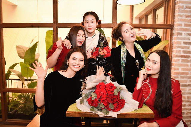 Cha mẹ từ Nghệ An ra mừng Phạm Phương Thảo nhận danh hiệu NSND- Ảnh 10. Cha mẹ từ Nghệ An ra mừng Phạm Phương Thảo nhận danh hiệu NSND- Ảnh 10.