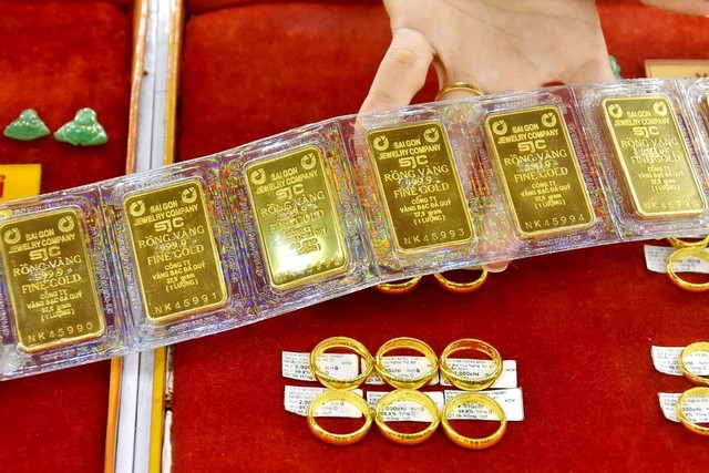 Giá vàng nhẫn sẽ leo thang đến mức nào? Chuyên gia cảnh báo nhà đầu tư, khuyên 