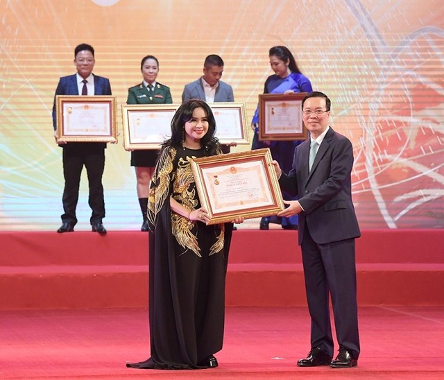 Nữ ca sĩ Việt đình đám bị người lạ đánh tráo khi chào đời, giờ trở thành diva, NSND, xinh đẹp rực rỡ- Ảnh 6. Nữ ca sĩ Việt đình đám bị người lạ đánh tráo khi chào đời, giờ trở thành diva, NSND, xinh đẹp rực rỡ- Ảnh 6.