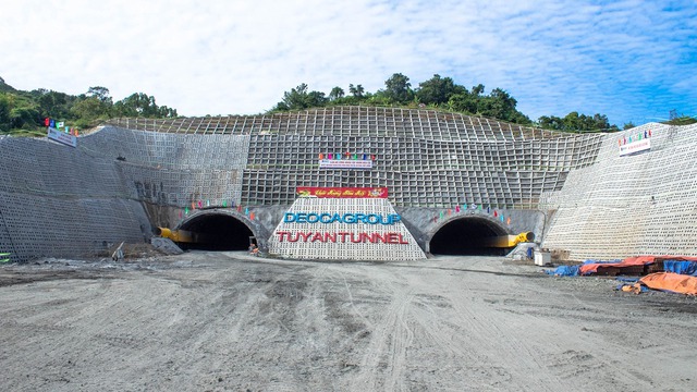 1.300 người miệt mài thi công hầm xuyên núi, cầu vượt sông trên tuyến cao tốc 10.700 tỷ ở Việt Nam- Ảnh 1. 1.300 người miệt mài thi công hầm xuyên núi, cầu vượt sông trên tuyến cao tốc 10.700 tỷ ở Việt Nam- Ảnh 1.