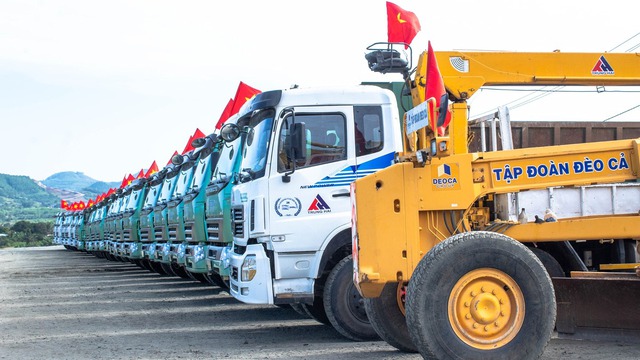 1.300 người miệt mài thi công hầm xuyên núi, cầu vượt sông trên tuyến cao tốc 10.700 tỷ ở Việt Nam- Ảnh 3. 1.300 người miệt mài thi công hầm xuyên núi, cầu vượt sông trên tuyến cao tốc 10.700 tỷ ở Việt Nam- Ảnh 3.