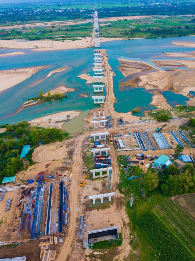 1.300 người miệt mài thi công hầm xuyên núi, cầu vượt sông trên tuyến cao tốc 10.700 tỷ ở Việt Nam- Ảnh 2. 1.300 người miệt mài thi công hầm xuyên núi, cầu vượt sông trên tuyến cao tốc 10.700 tỷ ở Việt Nam- Ảnh 2.