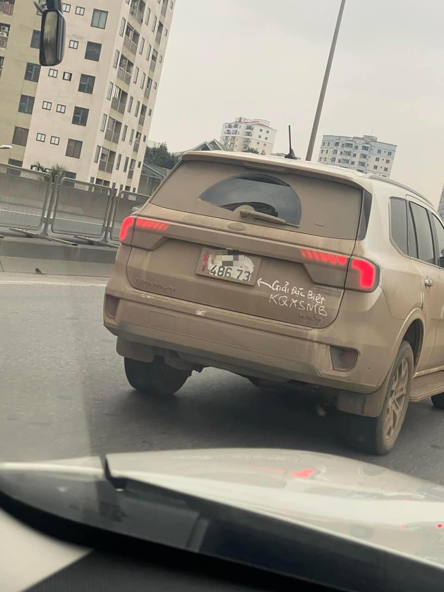 Đăng ảnh xe bị bắn bùn đất, CĐM cười ngất vì dòng chữ viết tay: Đăng ảnh xe bị bắn bùn đất, CĐM cười ngất vì dòng chữ viết tay: