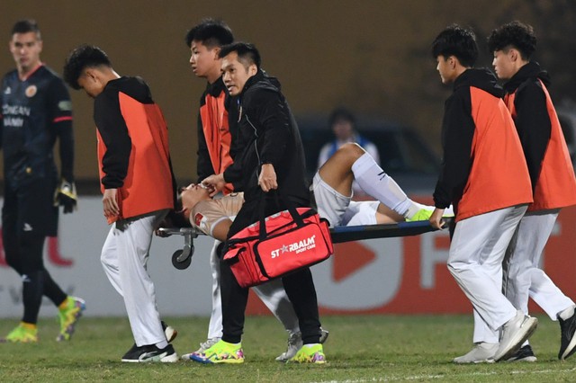 Trung vệ tuyển Việt Nam lên xe cấp cứu, nhập viện gấp sau pha va chạm tại V.League- Ảnh 1. Trung vệ tuyển Việt Nam lên xe cấp cứu, nhập viện gấp sau pha va chạm tại V.League- Ảnh 1.