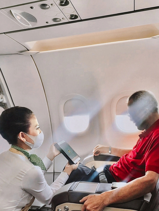 Nữ tiếp viên trưởng phục vụ chính bố ruột trên chuyến bay, từng mong chờ một điều suốt 9 năm- Ảnh 1.