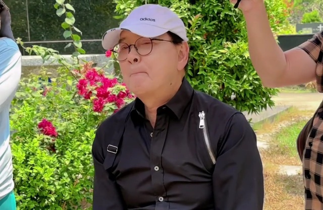 Chồng Thanh Kim Huệ mang bằng khen truy tặng NSND ra mộ vợ, bật khóc và tâm sự - Ảnh 3. Chồng Thanh Kim Huệ mang bằng khen truy tặng NSND ra mộ vợ, bật khóc và tâm sự - Ảnh 3.