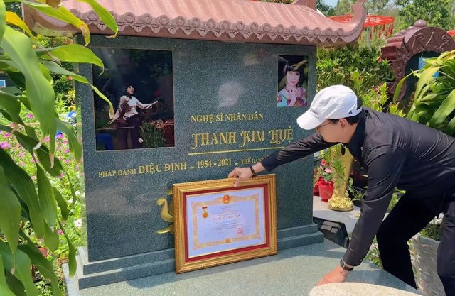 Chồng Thanh Kim Huệ mang bằng khen truy tặng NSND ra mộ vợ, bật khóc và tâm sự - Ảnh 1. Chồng Thanh Kim Huệ mang bằng khen truy tặng NSND ra mộ vợ, bật khóc và tâm sự - Ảnh 1.