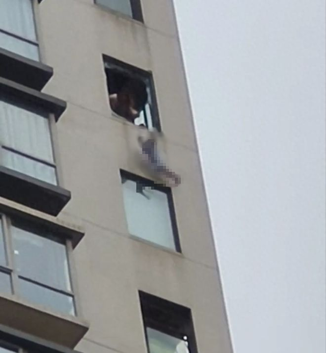 Kinh hoàng cảnh mẹ giằng co ném con xuống từ tầng 22: Thảm kịch đau lòng đã xảy ra trước đó vài phút!- Ảnh 3.