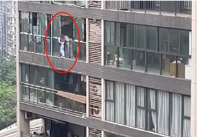 Kinh hoàng cảnh mẹ giằng co ném con xuống từ tầng 22: Thảm kịch đau lòng đã xảy ra trước đó vài phút!- Ảnh 1.