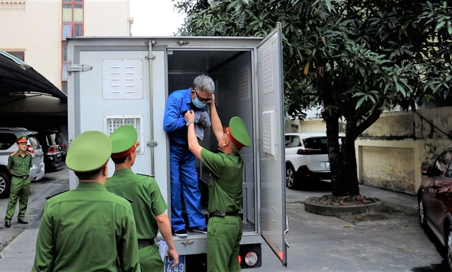 Lời khai đầu tiên tại toà của ông Đỗ Hữu Ca: Cầm 35 tỷ để Lời khai đầu tiên tại toà của ông Đỗ Hữu Ca: Cầm 35 tỷ để