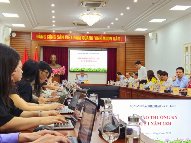 Nghịch lý: Giá vé máy bay tăng chóng mặt, nhiều người dân “rủ nhau” đi nước ngoài- Ảnh 3.