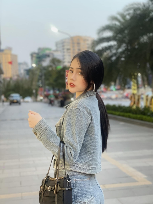 Con gái lớn của Tú Dưa: 