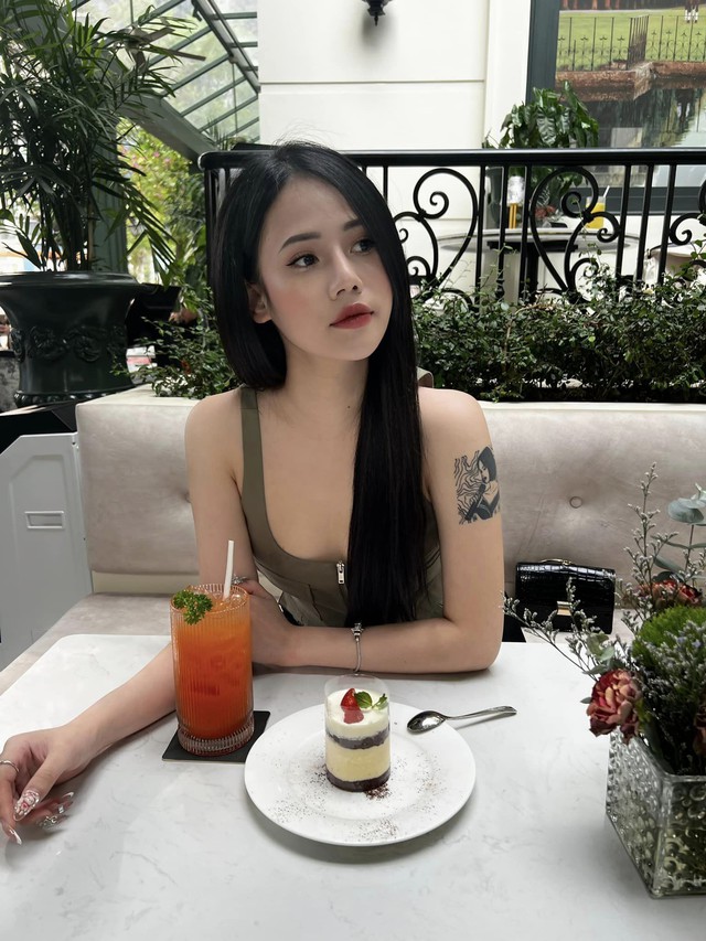Con gái lớn của Tú Dưa: 