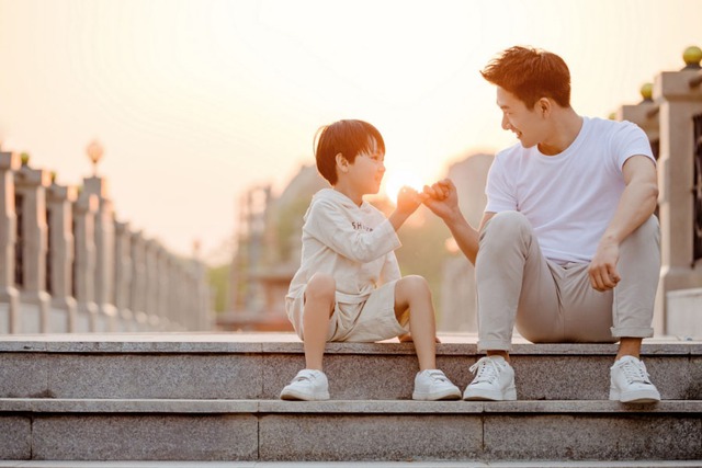 Con ăn mì tôm trên tàu bị hành khách xúm vào mắng nhiếc, ông bố hỏi lại một câu khiến tất cả im bặt- Ảnh 2. Con ăn mì tôm trên tàu bị hành khách xúm vào mắng nhiếc, ông bố hỏi lại một câu khiến tất cả im bặt- Ảnh 2.