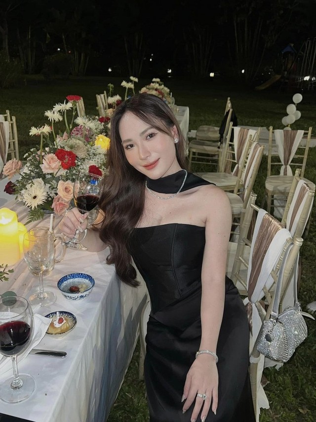 Yêu 3 năm, cô gái Cần Thơ sốc khi biết gia thế nhà chồng, ngày cưới nhận hồi môn khủng- Ảnh 1. Yêu 3 năm, cô gái Cần Thơ sốc khi biết gia thế nhà chồng, ngày cưới nhận hồi môn khủng- Ảnh 1.