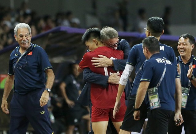Hóa ra, chia tay HLV Troussier là sai lầm cực lớn của VFF- Ảnh 3. Hóa ra, chia tay HLV Troussier là sai lầm cực lớn của VFF- Ảnh 3.