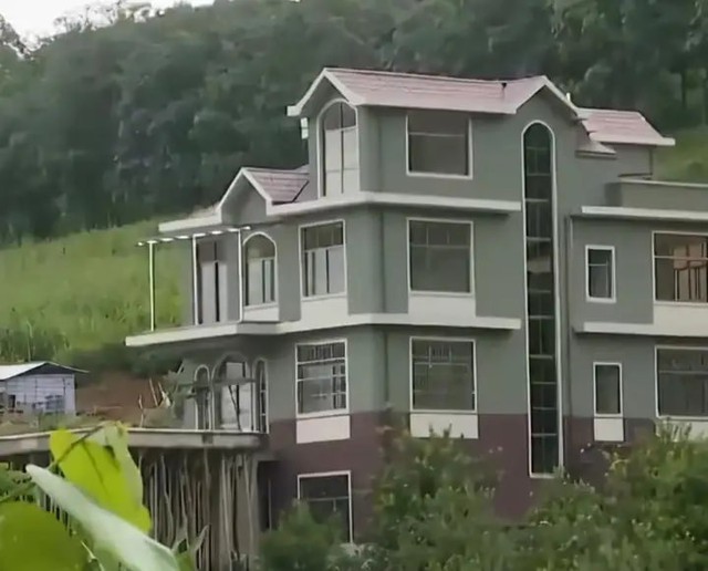 Người đàn ông đi tù 15 năm, trở về nuôi bò, xây biệt thự: Cảnh sát điều tra phát hiện bí mật rúng động- Ảnh 1. Người đàn ông đi tù 15 năm, trở về nuôi bò, xây biệt thự: Cảnh sát điều tra phát hiện bí mật rúng động- Ảnh 1.