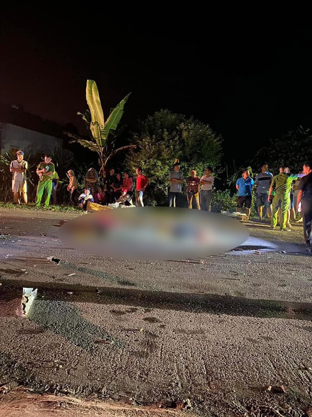 Clip vụ xe máy va chạm xe khách ở Tuyên Quang khiến hai thanh niên tử vong tại chỗ: Hiện trường tan tác- Ảnh 1. Clip vụ xe máy va chạm xe khách ở Tuyên Quang khiến hai thanh niên tử vong tại chỗ: Hiện trường tan tác- Ảnh 1.