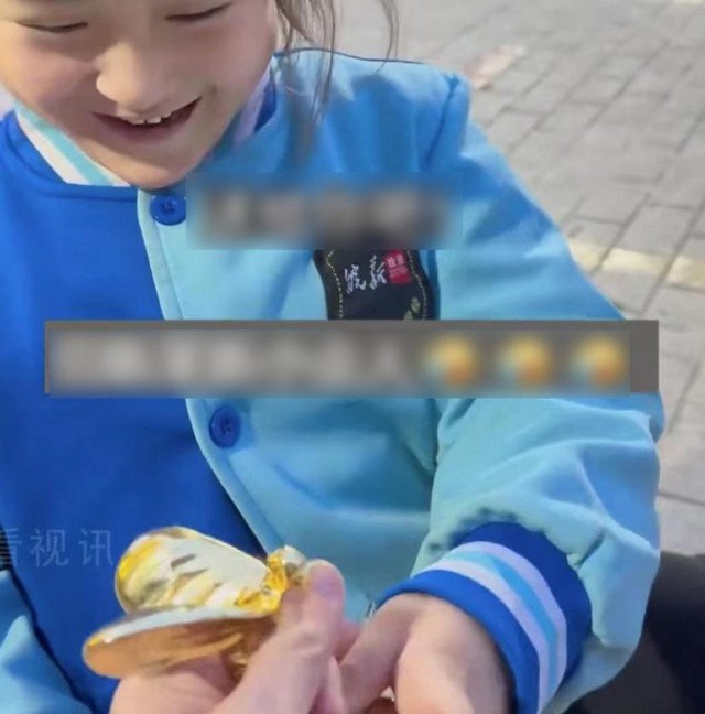 Con trai lớp 2 mang 5 chỉ vàng 9999 tặng bạn, mẹ nhắn tin đòi ngay trong đêm, mẹ bé gái phản ứng bất ngờ- Ảnh 5. Con trai lớp 2 mang 5 chỉ vàng 9999 tặng bạn, mẹ nhắn tin đòi ngay trong đêm, mẹ bé gái phản ứng bất ngờ- Ảnh 5.