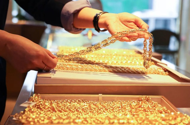 Một người chi 1,8 tỷ gom vàng miếng: Cảnh sát TQ khuyến cáo các chủ tiệm vàng phải cảnh giác- Ảnh 2. Một người chi 1,8 tỷ gom vàng miếng: Cảnh sát TQ khuyến cáo các chủ tiệm vàng phải cảnh giác- Ảnh 2.