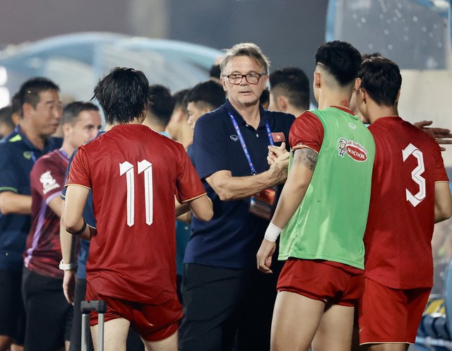 Chuyên gia châu Âu tư vấn bất ngờ cho VFF, chọn vị HLV đặc biệt lên thay ông Troussier- Ảnh 1. Chuyên gia châu Âu tư vấn bất ngờ cho VFF, chọn vị HLV đặc biệt lên thay ông Troussier- Ảnh 1.