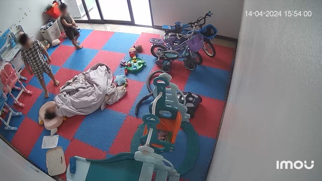 Vụ bé gái 3 tuổi bị bé trai 6 tuổi đánh tím người: Người mẹ tiết lộ tình hình hiện tại- Ảnh 1. Vụ bé gái 3 tuổi bị bé trai 6 tuổi đánh tím người: Người mẹ tiết lộ tình hình hiện tại- Ảnh 1.