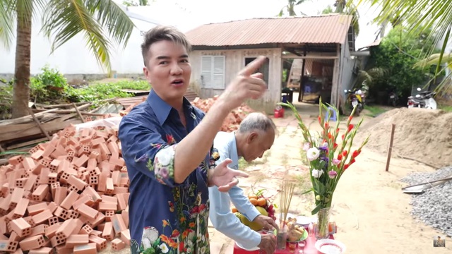 Đàm Vĩnh Hưng khởi công xây nhà cho cha nữ phạm nhân: Đàm Vĩnh Hưng khởi công xây nhà cho cha nữ phạm nhân: