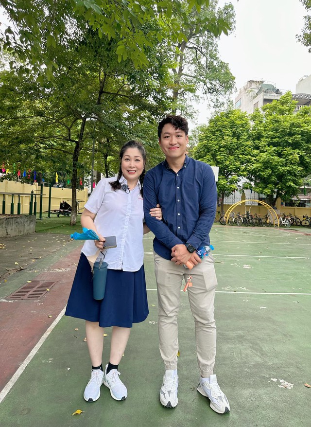 Con trai 27 tuổi, mới về Việt Nam làm phó giám đốc của NSND Hồng Vân tài giỏi thế nào?- Ảnh 6. Con trai 27 tuổi, mới về Việt Nam làm phó giám đốc của NSND Hồng Vân tài giỏi thế nào?- Ảnh 6.