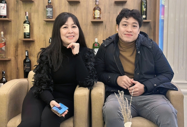 Con trai 27 tuổi, mới về Việt Nam làm phó giám đốc của NSND Hồng Vân tài giỏi thế nào?- Ảnh 4. Con trai 27 tuổi, mới về Việt Nam làm phó giám đốc của NSND Hồng Vân tài giỏi thế nào?- Ảnh 4.