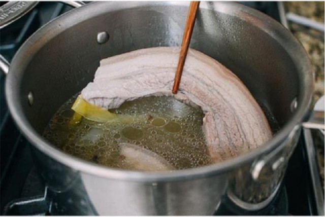 Luộc thịt nên đợi nước sôi hay cho vào ngay từ lúc nước lạnh? Thì ra bấy lâu rất nhiều người hiểu sai- Ảnh 2. Luộc thịt nên đợi nước sôi hay cho vào ngay từ lúc nước lạnh? Thì ra bấy lâu rất nhiều người hiểu sai- Ảnh 2.