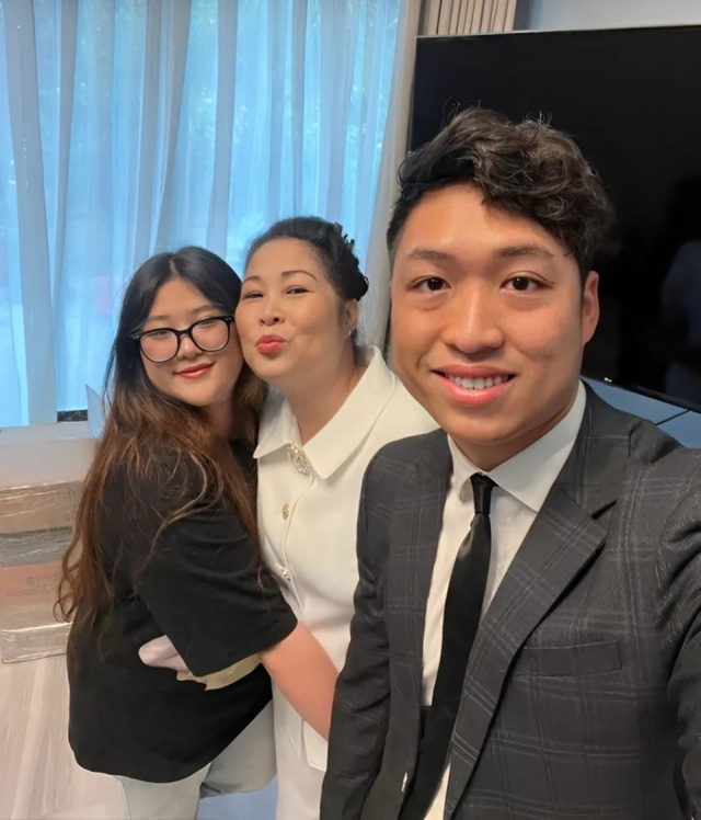 Con trai 27 tuổi, mới về Việt Nam làm phó giám đốc của NSND Hồng Vân tài giỏi thế nào?- Ảnh 1. Con trai 27 tuổi, mới về Việt Nam làm phó giám đốc của NSND Hồng Vân tài giỏi thế nào?- Ảnh 1.