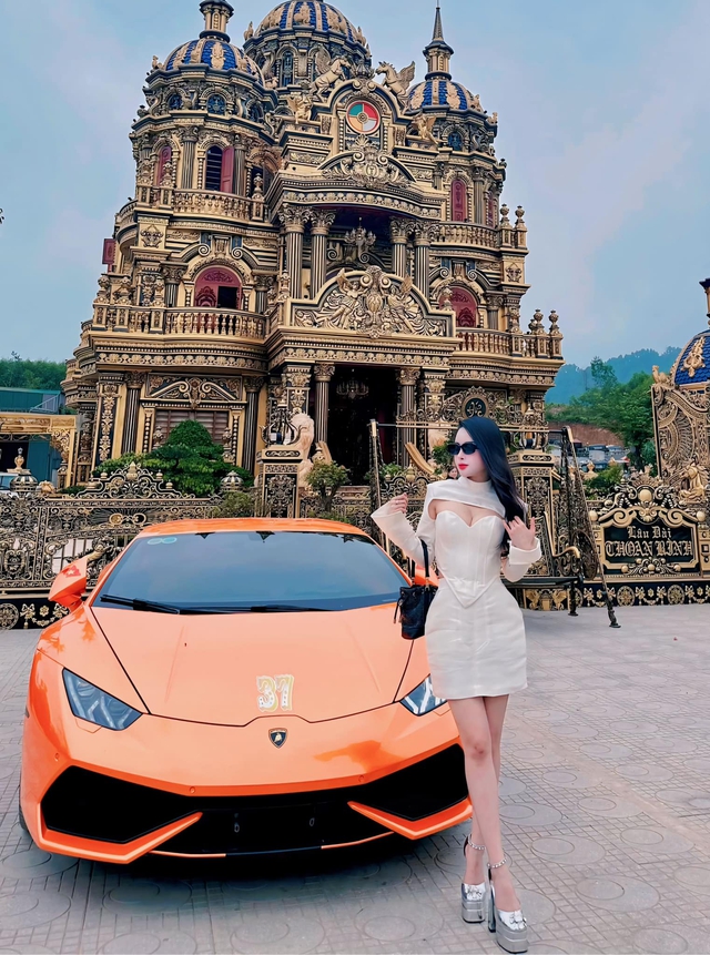 Xây xong lâu đài 100 tỷ, đại gia đồng nát Nghệ An sắm thêm siêu xe chục tỷ: Chủ yếu để ngắm cho vui- Ảnh 2. Xây xong lâu đài 100 tỷ, đại gia đồng nát Nghệ An sắm thêm siêu xe chục tỷ: Chủ yếu để ngắm cho vui- Ảnh 2.