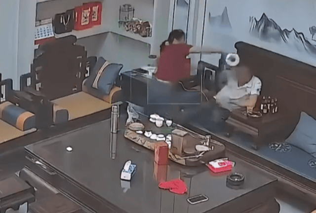 Vợ giội ấm nước sôi vào đầu chồng vì mâu thuẫn: Cư dân mạng Vợ giội ấm nước sôi vào đầu chồng vì mâu thuẫn: Cư dân mạng