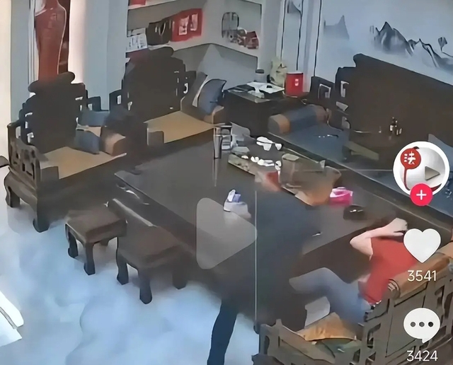 Vợ giội ấm nước sôi vào đầu chồng vì mâu thuẫn: Cư dân mạng Vợ giội ấm nước sôi vào đầu chồng vì mâu thuẫn: Cư dân mạng