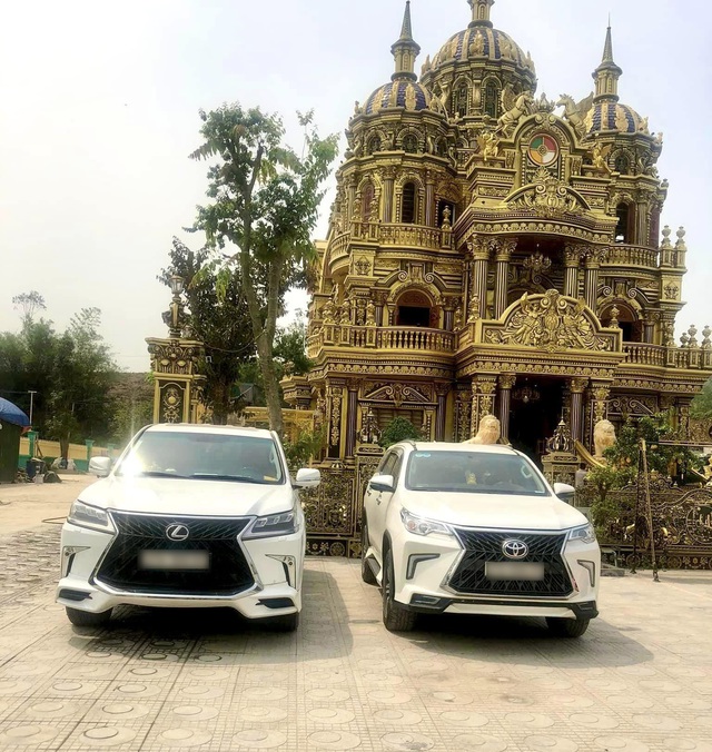 Xây xong lâu đài 100 tỷ, đại gia đồng nát Nghệ An sắm thêm siêu xe chục tỷ: Chủ yếu để ngắm cho vui- Ảnh 3. Xây xong lâu đài 100 tỷ, đại gia đồng nát Nghệ An sắm thêm siêu xe chục tỷ: Chủ yếu để ngắm cho vui- Ảnh 3.