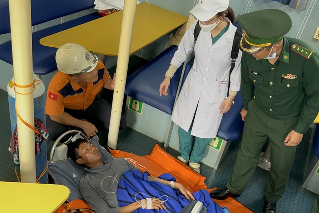 38 giờ vật lộn trên biển của chàng trai bị “đánh úp” khi đi câu mực: Nghĩ đến cha mẹ, em lại cố bơi- Ảnh 3.
