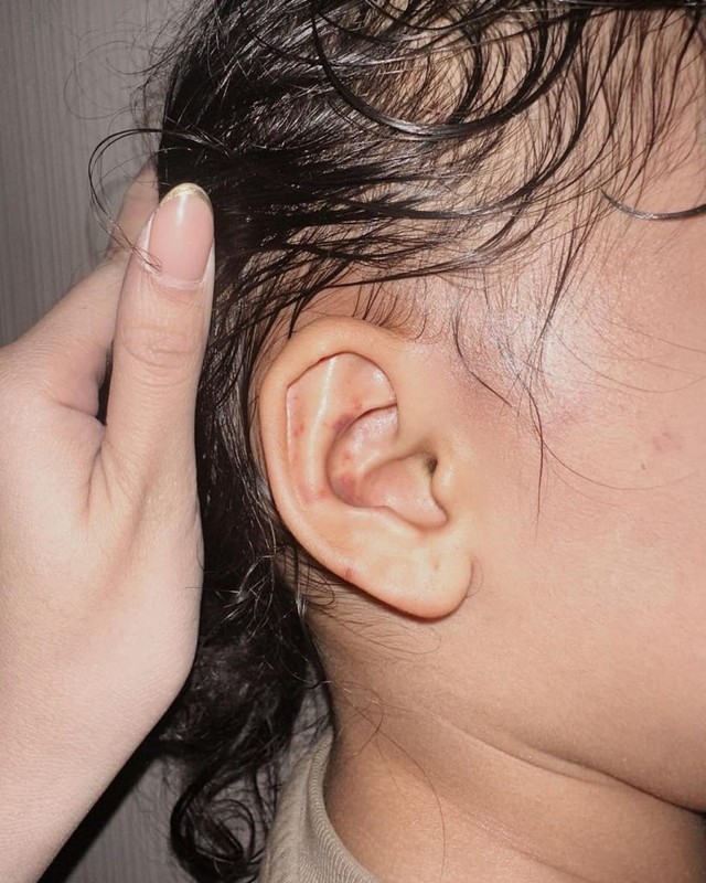 Hành hạ dã man bé gái, bảo mẫu bị bố mẹ nạn nhân hỏi tội liền có biểu hiện khó đỡ: Hút 3 triệu lượt xem- Ảnh 2.