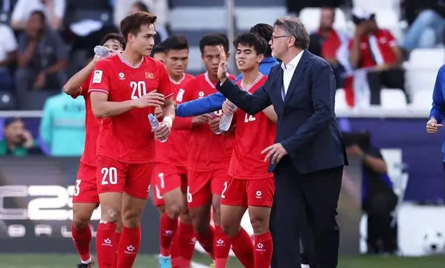 Ngôi sao ĐT Việt Nam lần đầu lên tiếng bênh HLV Troussier: Ngôi sao ĐT Việt Nam lần đầu lên tiếng bênh HLV Troussier: