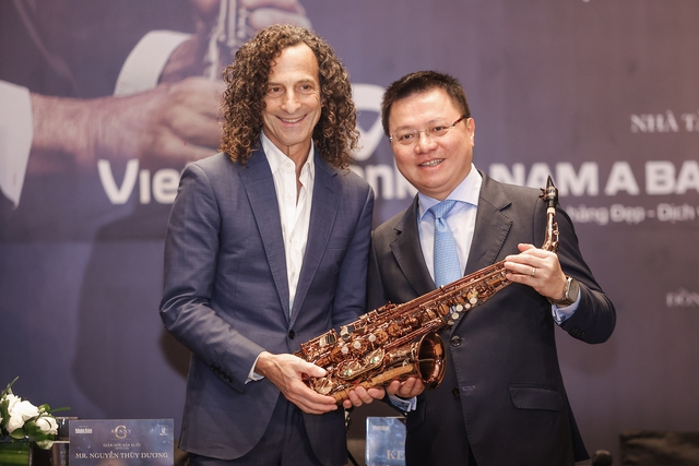 MV mới của huyền thoại saxophone Kenny G được quay ở Văn Miếu, Tháp Rùa- Ảnh 3.