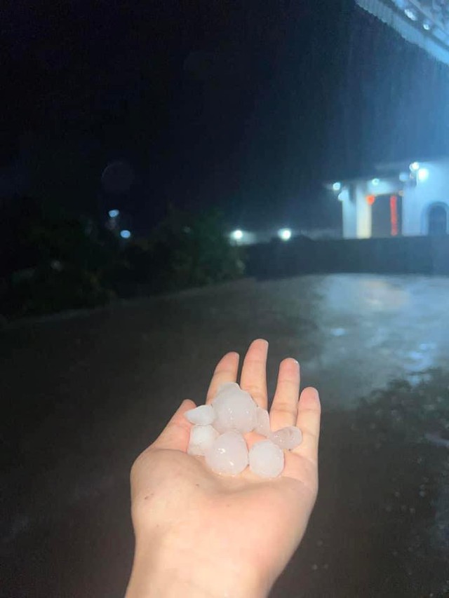 Hà Nội xuất hiện mưa đá, cây đổ đè hàng loạt xe máy trên phố cổ- Ảnh 2. Hà Nội xuất hiện mưa đá, cây đổ đè hàng loạt xe máy trên phố cổ- Ảnh 2.
