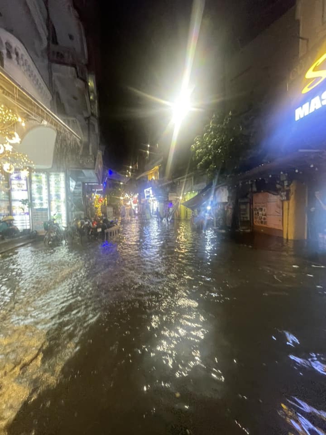 Hà Nội xuất hiện mưa đá, cây đổ đè hàng loạt xe máy trên phố cổ- Ảnh 1. Hà Nội xuất hiện mưa đá, cây đổ đè hàng loạt xe máy trên phố cổ- Ảnh 1.