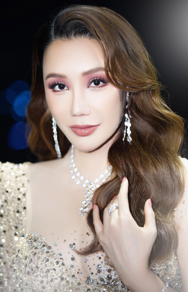 Nữ ca sĩ được đồn là đại gia ngầm showbiz: 