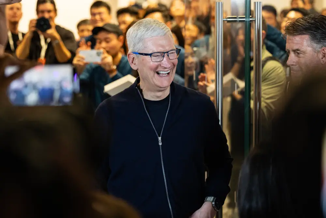 Rời Việt Nam chưa bao lâu, CEO Tim Cook đã nhận 