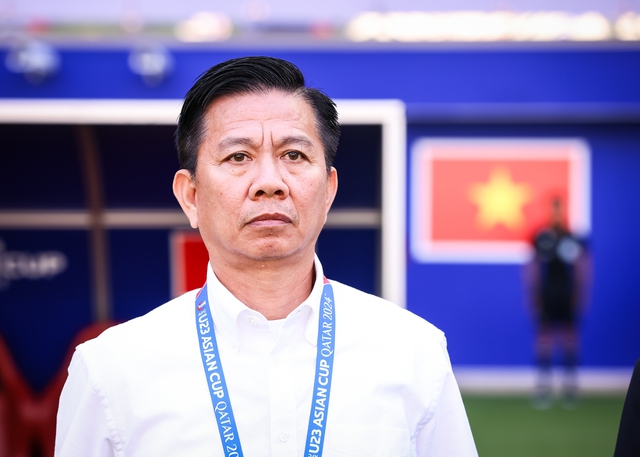 Ngoài tấm vé từ kết, HLV Hoàng Anh Tuấn còn tặng Ngoài tấm vé từ kết, HLV Hoàng Anh Tuấn còn tặng