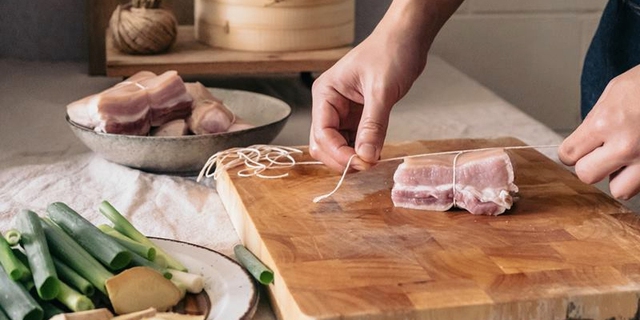 Nhiều người kho thịt thường buộc một sợi chỉ bên ngoài miếng thịt, mục đích thật sự là gì?- Ảnh 1. Nhiều người kho thịt thường buộc một sợi chỉ bên ngoài miếng thịt, mục đích thật sự là gì?- Ảnh 1.
